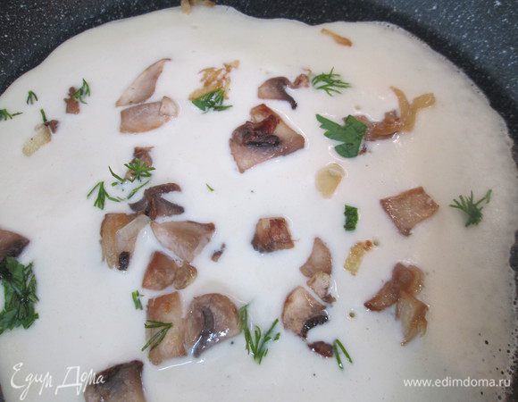 Выливаем на начинку тесто и обжариваем как обычно 1 — 2 минуты с каждой стороны.