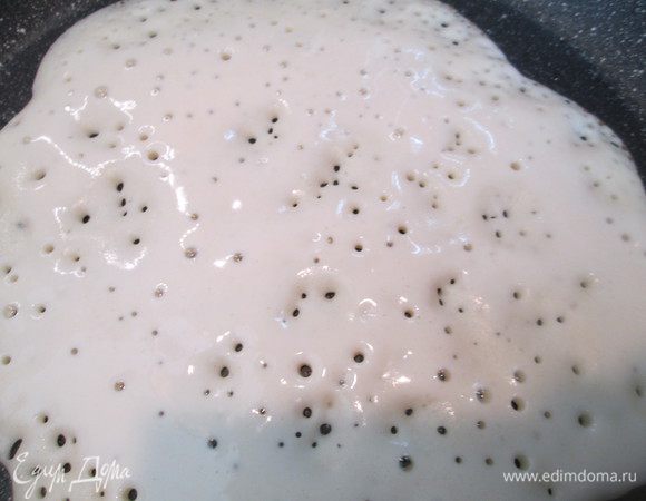 Второй вариант (мой любимый): выливаем тесто на раскаленную сковороду, через пару секунд тесто становится пористым. 