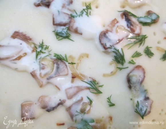 Тут же на него выкладываем начинку и сверху добавляем еще немного теста. 