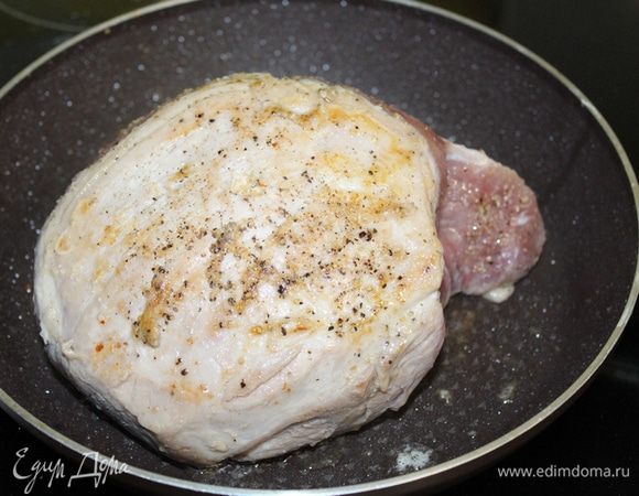 В сковороде подрумянить мясо со всех сторон (на небольшом количестве растительного масла).