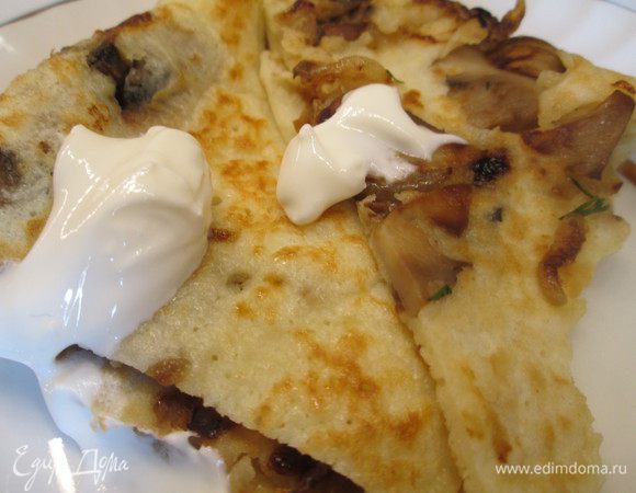 Подаем со сметаной и зеленью. Вкусной вам Масленицы!