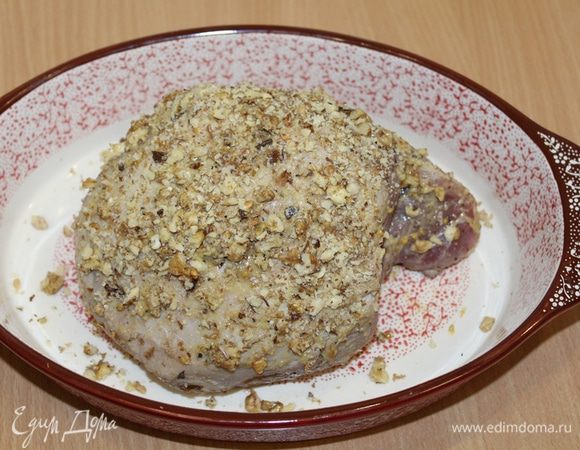 Орехи выложить в тарелку и обкатать мясо со всех сторон в орехах, переложить в жаропрочную посуду и поставить в разогретую духовку. Запекать около часа при 180°С, в зависимости от толщины и величины мяса. До получения внутренней температуры 65°С или до прозрачного сока при прокалывании в толстой части куска.
