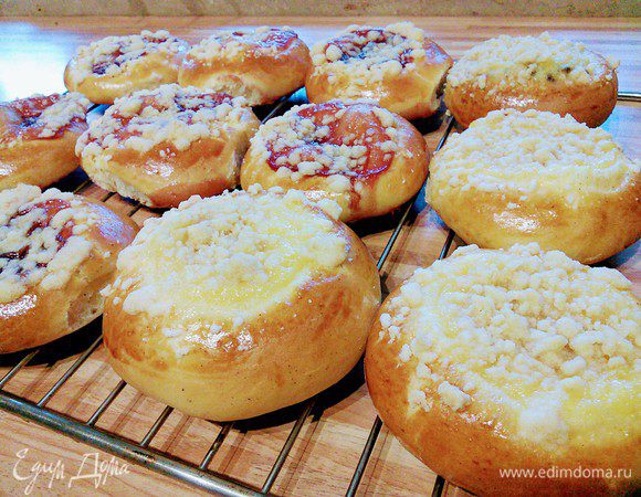 Выпекать ватрушки в заранее разогретой до 175°С духовке около 20 минут. Охладить на решетке. 