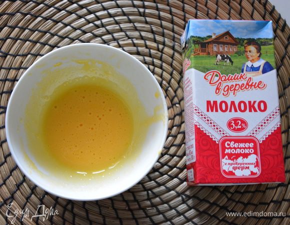 Желток растереть с сахаром.