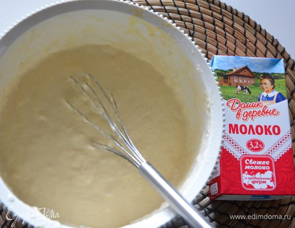 Ввести в тесто взбитые белки и слегка взбитые сливки, перемешать.