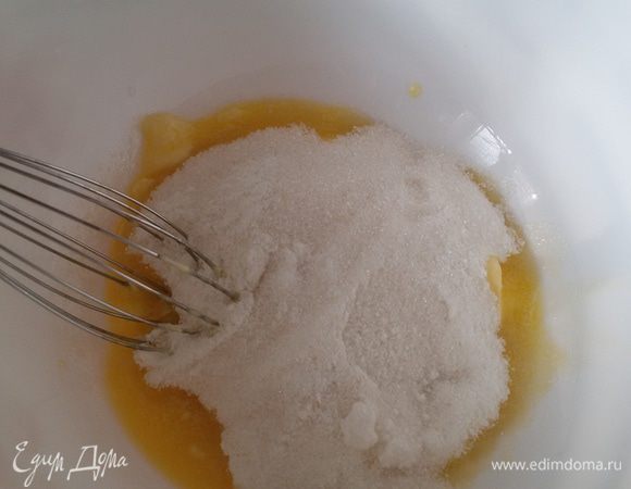 В отдельной миске при помощи венчика смешиваем мягкое масло и сахар (в том числе и ванильный) до однородной консистенции.