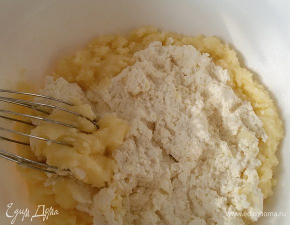 Добавляем творог (я брала творог в брикете, поэтому не протирала его через сито, если вы взяли зерненый творог, то его обязательно нужно протереть) и перемешиваем.