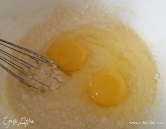 Добавляем яйца, тщательно перемешиваем.