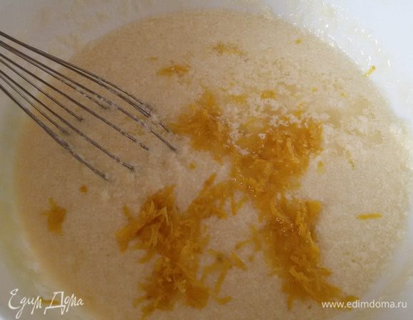 С одного лимона снимаем цедру при помощи терки и добавляем в тесто. Туда же отправляем сок половины лимона.