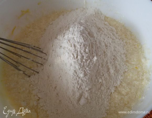 Добавляем муку и разрыхлитель, замешиваем тесто.