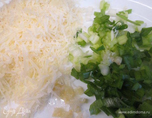 Лук нарезаем очень мелко, чеснок выдавливаем через пресс, а сыр натираем на мелкой терке.