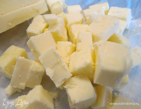 Сливочное масло должно быть холодным, его нарезаем кубиками среднего размера.
