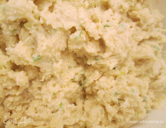 Снова включаем блендер и вводим молоко, перемешивая до однородной массы. Тесто вязкое.