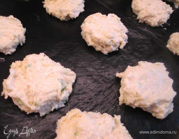 На пекарскую бумагу или силиконовый коврик аккуратно, с помощью ложки, укладываем печенье на небольшом расстоянии друг от друга. 