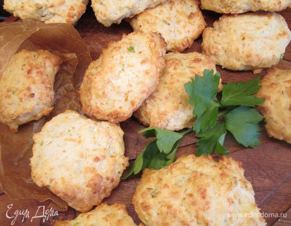 Подаем рассыпчатое и очень вкусное печенье с чашечкой кофе, чая или складываем в контейнер для школьных завтраков детям или на работу себе и мужу.