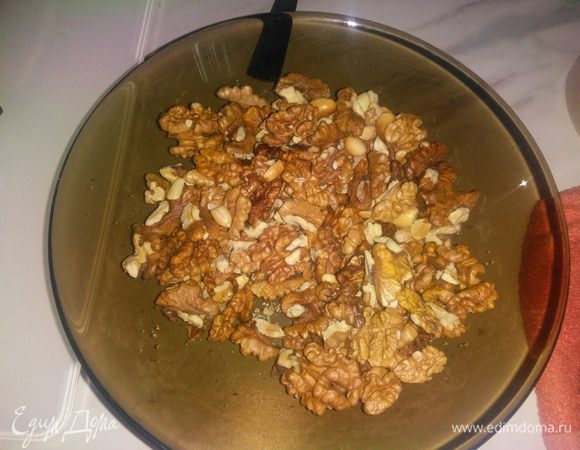 Орехи можно брать любые, у меня грецкий орех.
Орехи обжарить на сковороде или в микроволновке.
Затем измельчить орех, но не в порошок, пусть останутся крупные  кусочки.