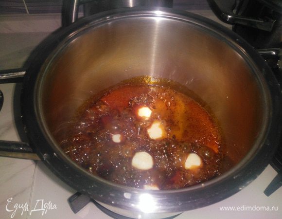 Сливки можно брать жирностью от 10 до 35%.
Сахар лучше использовать карамельный, он быстрее и равномернее превращается в карамель.
Для карамели в сковороду насыпать сахар и нагревать на небольшом огне до растворения. Карамель перемешивать нельзя! Если сахар растворяется не равномерно, можно сковороду наклонять то в одну, то в другую сторону.
Как только весь сахар растворится, добавить сливочное масло и тонкой струйкой влить сливки. 