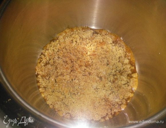 В готовую карамель засыпать молотые орехи и перемешать.