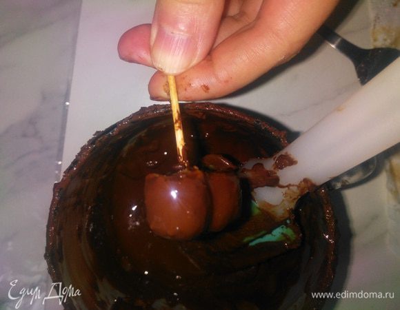 Далее есть два варианта формовки конфет: 
1 вариант — залить карамельно-ореховую массу в формочки;
2 вариант — слепить шарики из слегка остывшей массы.
Сформованные конфетки отправить в холодильник, остыть и затвердеть.