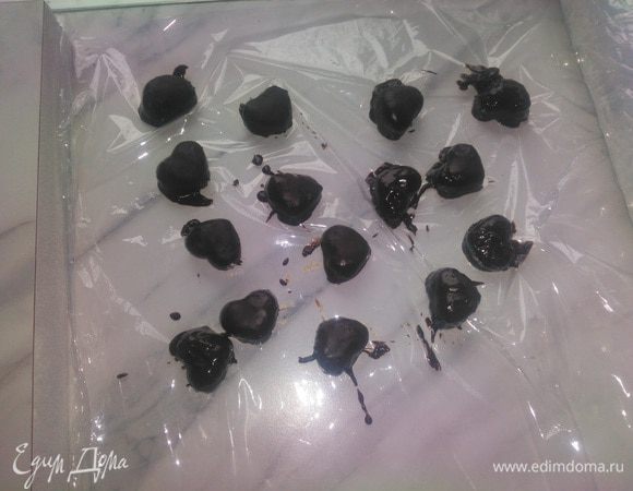 Шоколад растопить. 
Каждую конфетку полить шоколадом.