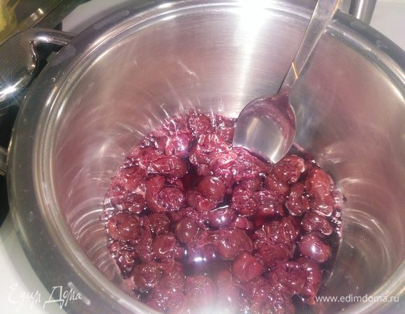 Для начала надо подготовить вишню для начинки.
Отлить из вишни немного сока и отложить его.
Вишню с соком переложить в кастрюлю и поставить на огонь. Если вишня очень кислая, добавить сахар.
Довести все до кипения.