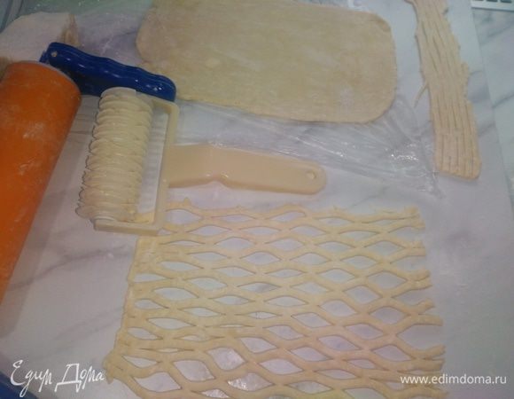 Оставшееся тесто раскатать по размеру пирога — это будет украшением пирога. 
