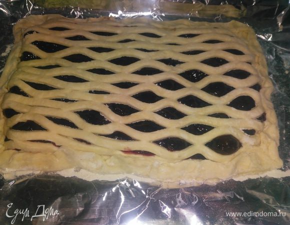 Фигурно нарезать раскатанное тесто и накрыть сверху пирог.
Если есть специальный ролик, можно воспользоваться им.
Если такого не имеется, можно воспользоваться маленькой выемкой для печенья, например сердечко или же воспользоваться крышечкой от пластиковой бутылки.