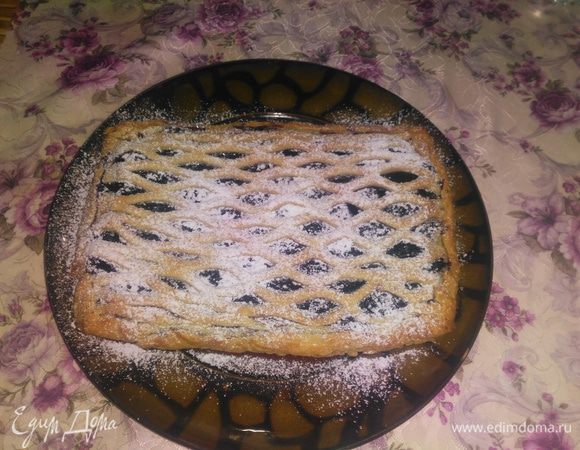 Отправить пирог в морозилку на 15 — 20 минут, чтобы тесто охладилось! Обязательное условие для слоенного теста, если хотите получить красиво расслоенное тесто.
Духовку разогреть до 220 — 230°С.
Выпекать в хорошо разогретой духовке 10 минут при 220 — 230°С, затем снизить до 180°С и допекать еще 15 — 20 минут.