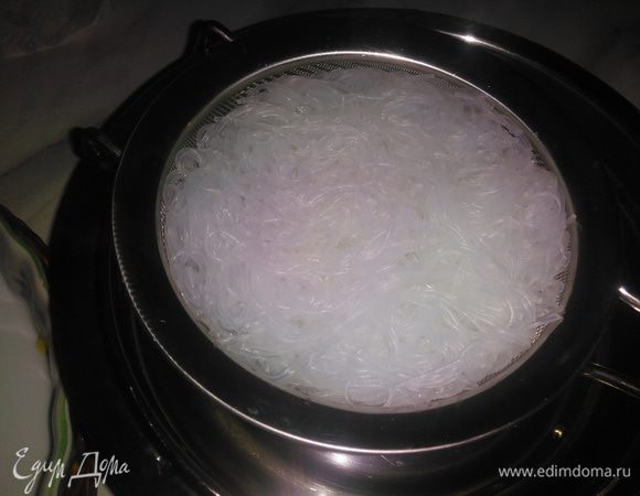 Залить лапшу 1 литром горячей, кипяченной воды. Накрыть крышкой и оставить запариться и набухнуть пока готовится мясо.