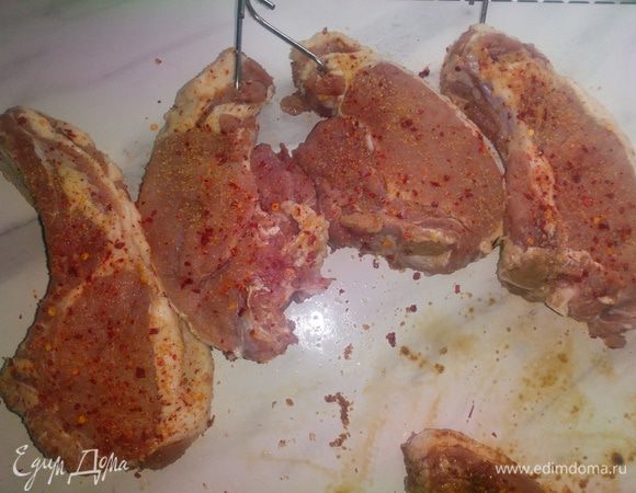 Мясо замариновать заранее.
Обвалять мясо в любимых специях, посолить. И отправить в холодильник на 1 — 2 сутки.
Я мариновала мясо сухим чесноком, сухим красным перцем, 1 ч. л меда, соль.