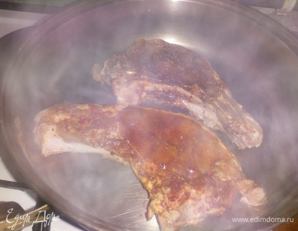 На сухую, сильно разогретую сковороду с толстым дном выложить корейку и обжаривать по 8 — 10 минут с каждой стороны.