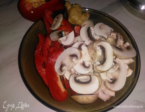 Имбирь натереть на мелкой терке, чеснок, грибы и перец нарезать.
Добавить масло растительное, соевый соус, сахар, лимонный сок, перемешать.