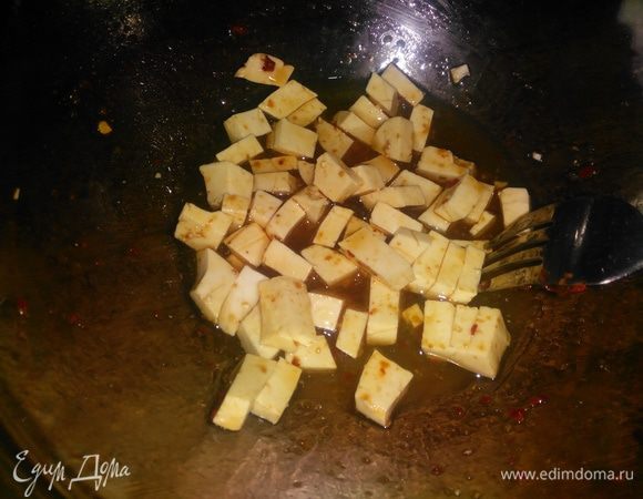 Тофу, сыр или брынзу нарезать кубиком и отправить к овощам на 1 минуту.
Попробовать еду и сбалансировать по своему вкусу соль, сахар, кислоту.
Проверьте мясо на готовность, проткнув его ножом в самой толстой его части. Если из мяса выходит розовый сок, значит оно готово. Если сок красный, можно прожарить его еще несколько минут, а можно положить на 2 минуты в микроволновку, чтобы мясо на сковороде не пересушить.