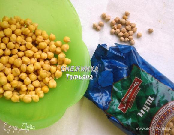 Нут ТМ «Националь» предварительно замачиваем на ночь. На фото хорошо видно, как сильно он увеличивается в объеме. По весу тяжелеет ровно в 2 раза, то есть готового к использованию нута получается 220 грамм. 