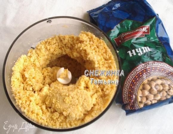 Варим нут ТМ «Националь» в большом количестве воды до готовности, согласно инструкции на упаковке. Сцеживаем воду, даем слегка остыть и сразу измельчаем в блендере. Получается рассыпчатая масса.