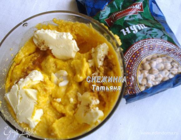 Кладем размягченное сливочное масло, ванилин, корицу. 