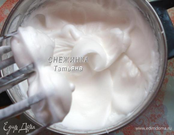 Белки взбиваем до устойчивого состояния, добавляем ложку сахара и хорошо взбиваем до гладкой блестящей устойчивой массы.