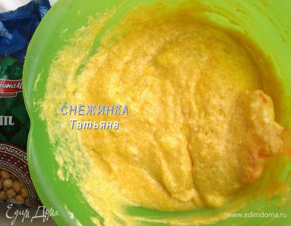 Вводим в несколько приемов белки в основную массу, аккуратно перемешивая лопаткой складывающимися движениями.