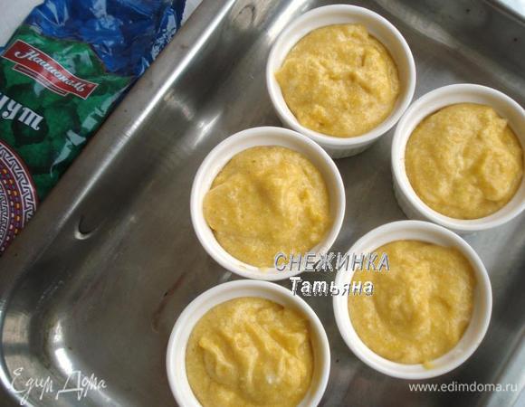 Разливаем суфле по формочкам, оставляя место, так как суфле вырастет.