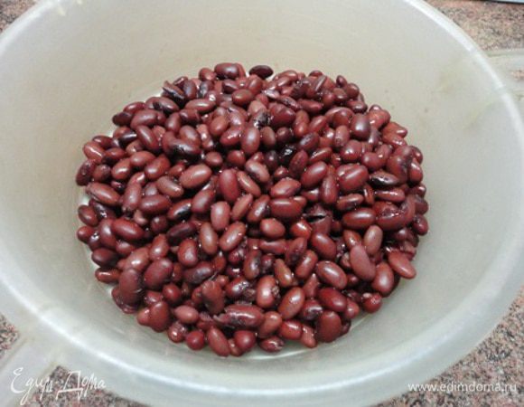 Фасоль ТМ «Националь» отварить по инструкции в 2 литрах воды.