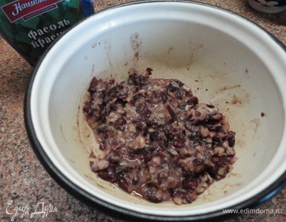 Половину фасоли размять и все вместе выложить в отвар, где варилась фасоль.