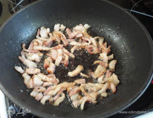 Копченость нарезать соломкой и слегка обжарить. Выложить в бульон.