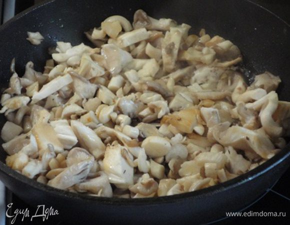 Грибы нарезать и обжарить. Добавить в суп. Сюда же добавить чайную ложку молотых сушеных грибов. У меня всегда стоит баночка с перемолотыми в кофемолке сушеными лесными грибами, которые собственноручно собирает и сушит моя сестра.Довести суп до кипения, убавить нагрев и проварить 5 минут. Добавить зелень, плиту выключить. Супу дать настояться 5 — 10 минут.