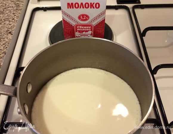 Молоко «Домик в деревне» вскипятить и охладить до 50°С.