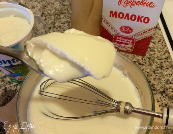 Добавить закваску (мацони/мацун) и хорошо перемешать венчиком.