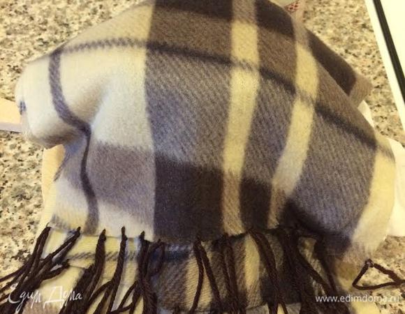 Укутать в теплый плед и оставить на кухне на ночь. Затем банку с мацони отправить в холодильник на 7 — 8 часов.