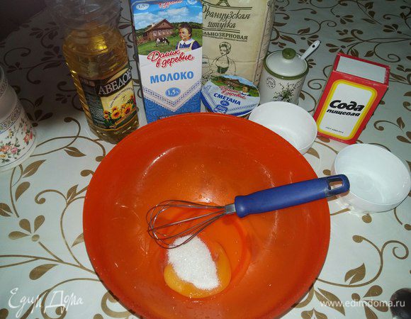 Берем миску, разбиваем в нее яйцо и добавляем сахар. Слегка взбиваем миксером или вилочкой.