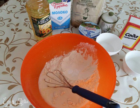 Добавляем молоко, муку и соду. Хорошенько перемешиваем.