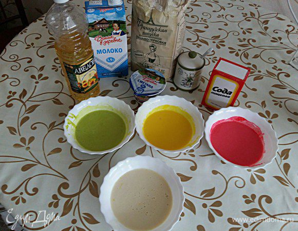 Разделяем на порции и добавляем разные пищевые краски. 