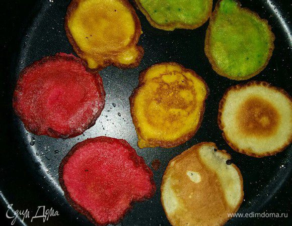 В сковороде разогреваем немного масла. Выливаем на него аккуратно по столовой ложке теста, обжариваем оладьи до золотистости с обеих сторон.